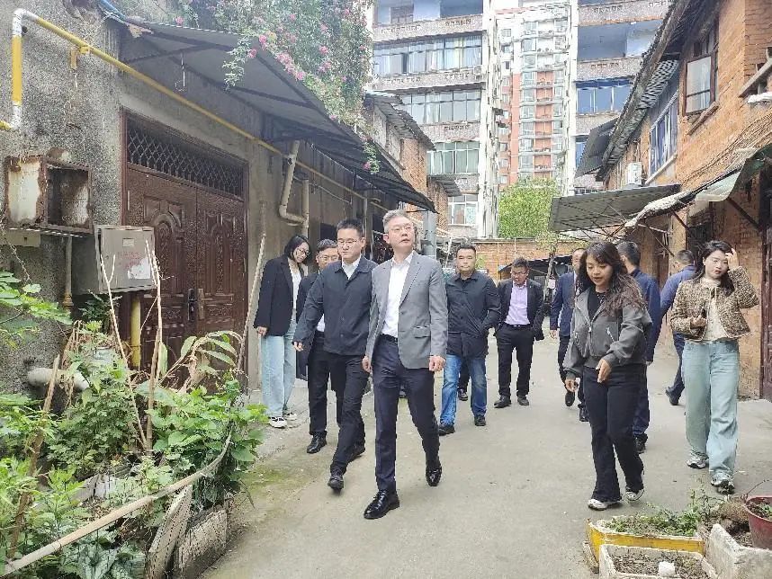 德陽市委常委、組織部部長(zhǎng)周鴻調(diào)研督導(dǎo)紅雨村七組城市更新項(xiàng)目推進(jìn)工作